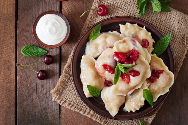 Deliciosas albóndigas con cerezas y mermelada