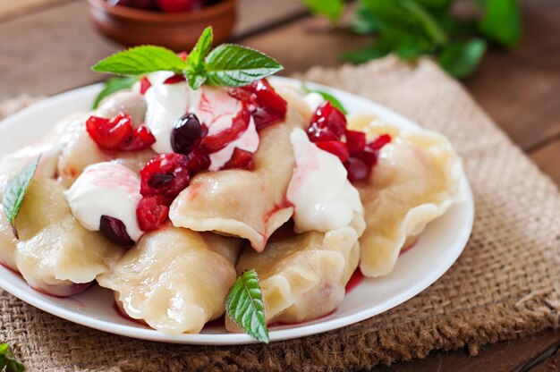 Deliciosas albóndigas con cerezas y mermelada