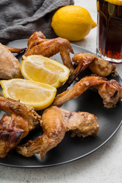 Deliciosas alitas de pollo con refresco y limón