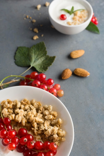 Deliciosas almendras y frutas concepto de comida sana.