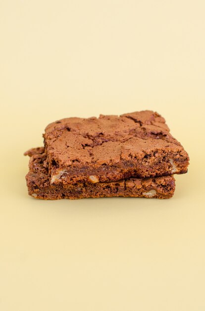 Deliciosas y apetitosas galletas de chocolate sobre fondo marrón