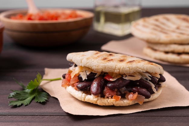 Foto gratuita deliciosas arepas con frijoles