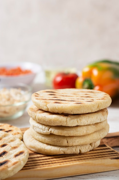 Foto gratuita deliciosas arepas en tablero de madera