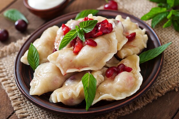 Deliciosas bolas de masa hervida con cerezas y mermelada.