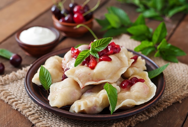 Deliciosas bolas de masa hervida con cerezas y mermelada.