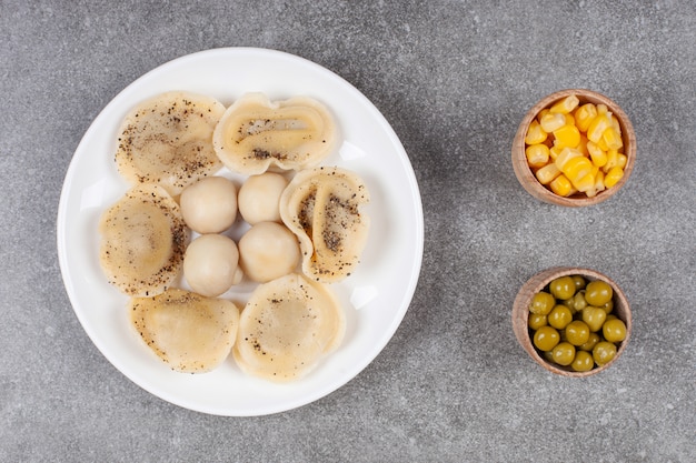 Deliciosas bolas de masa hervida en la placa blanca.