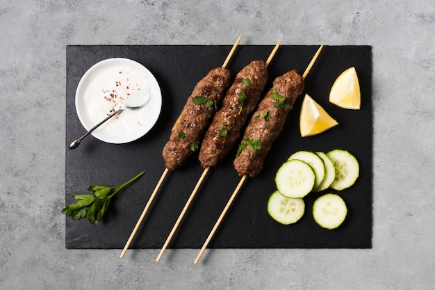 Deliciosas brochetas de comida rápida árabe y rodajas de pepino