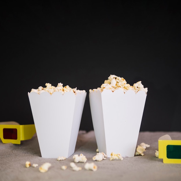 Deliciosas cajas de palomitas de maíz en la mesa