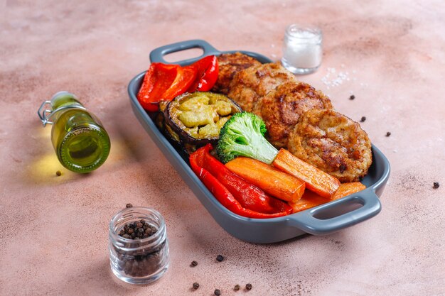 Deliciosas chuletas caseras con verduras asadas.