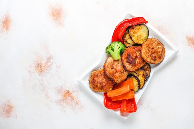 Deliciosas chuletas caseras con verduras asadas.