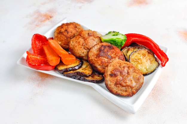 Deliciosas chuletas caseras con verduras asadas.