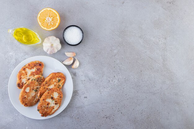 Deliciosas chuletas de pollo con verduras y fondo de sal