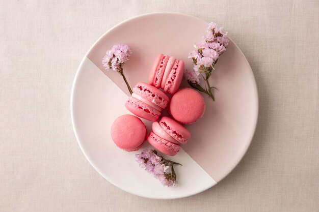 Deliciosas composiciones de macarons de frutos del bosque