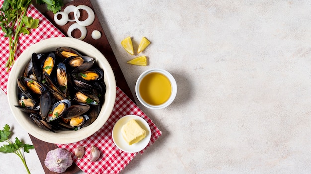 Deliciosas conchas de mejillones con espacio de copia