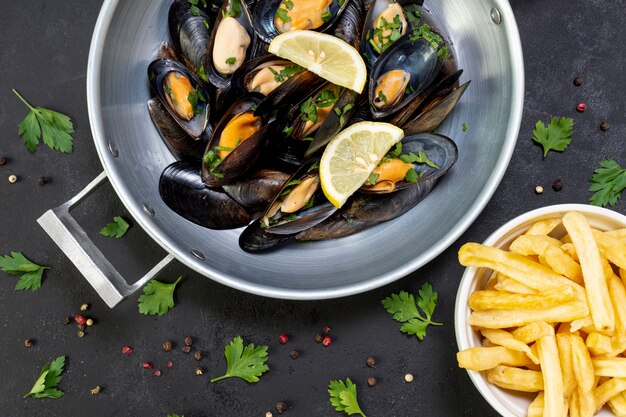 Deliciosas conchas de mejillones con papas fritas