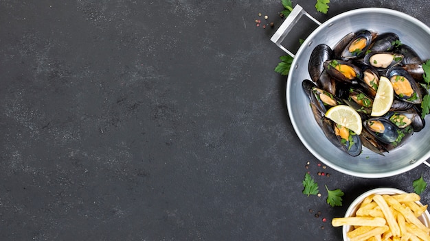 Foto gratuita deliciosas conchas de mejillones con papas fritas