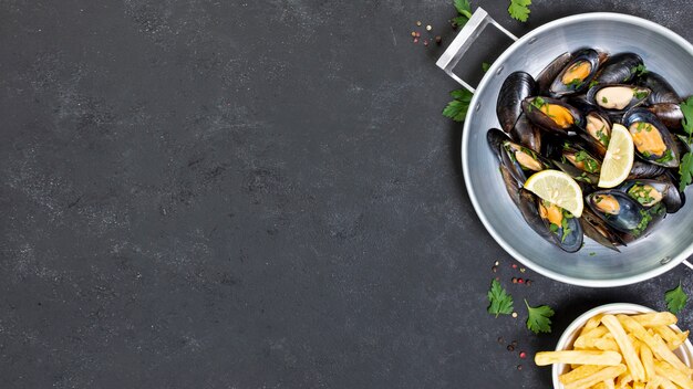 Deliciosas conchas de mejillones con papas fritas