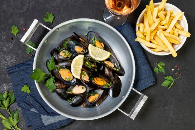 Deliciosas conchas de mejillones con papas fritas