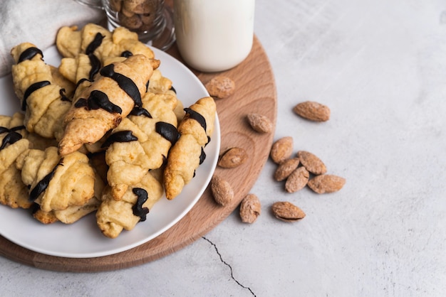 Foto gratuita deliciosas croissants y almendras glaseadas con chocolate