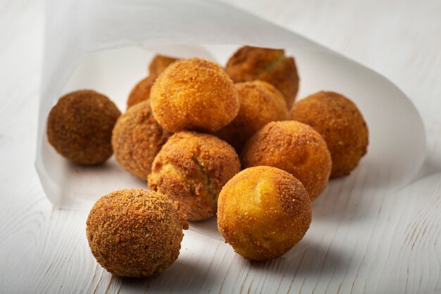 Deliciosas croquetas de comida frita alto ángulo