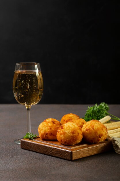 Deliciosas croquetas de comida frita y bebida.