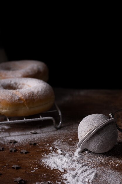 Deliciosas donas con azúcar en polvo y tamiz