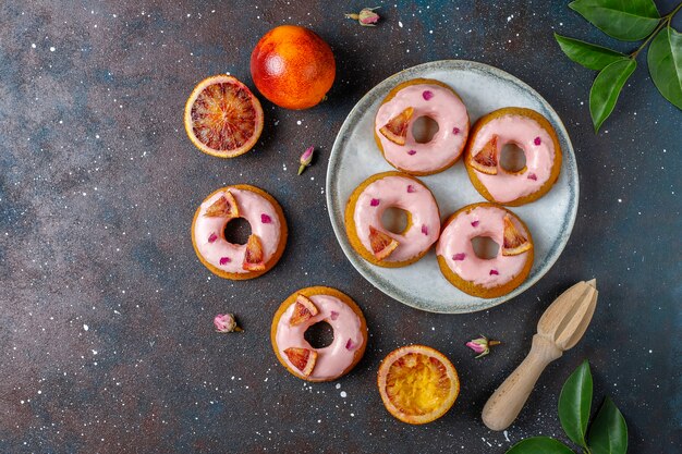 Deliciosas donas caseras de glaseado de naranja sanguina.