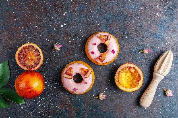 Deliciosas donas caseras de glaseado de naranja sanguina.