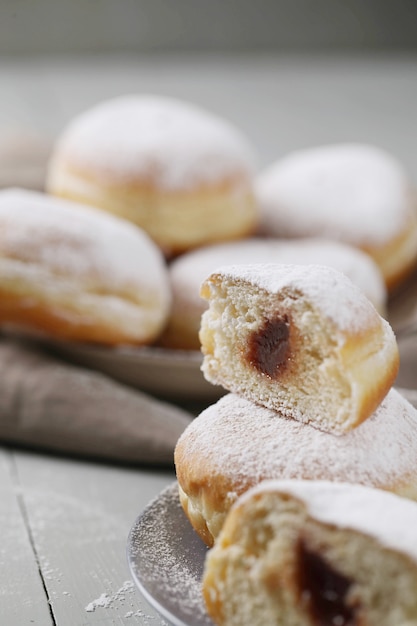 Foto gratuita deliciosas donas caseras de postre