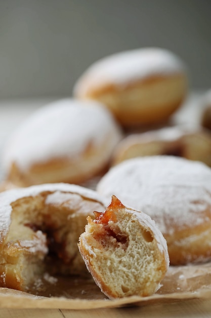 Foto gratuita deliciosas donas caseras de postre