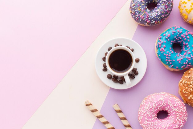 Deliciosas donas glaseadas con espacio de copia