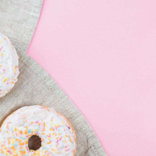 Deliciosas donas con glaseado en tela gris