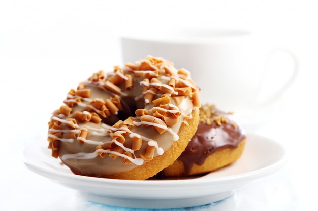 Deliciosas donas en plato blanco