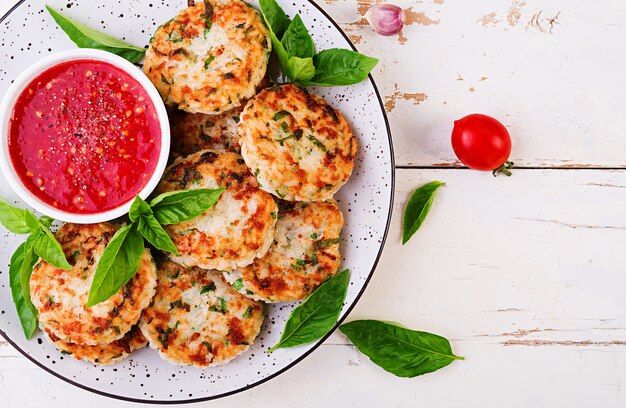 Deliciosas empanadas de arroz y carne de pollo con salsa de tomate y ajo