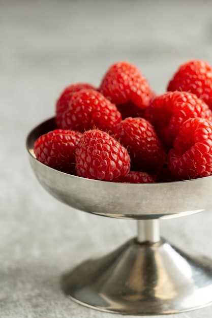 Deliciosas frambuesas en un tazón