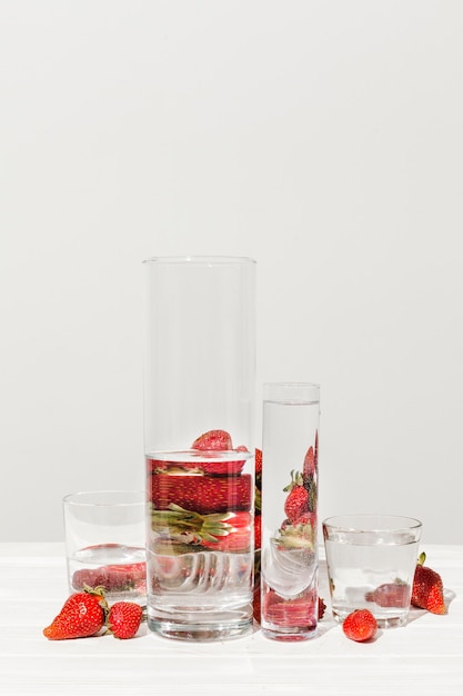 Foto gratuita deliciosas fresas con copas