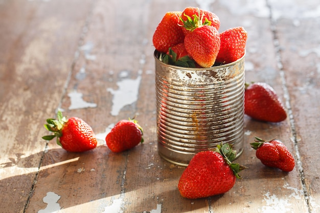 Deliciosas fresas en la mesa