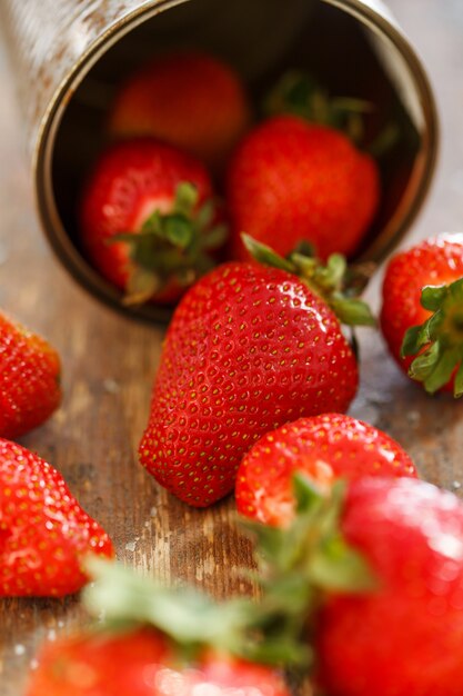 Deliciosas fresas en la mesa