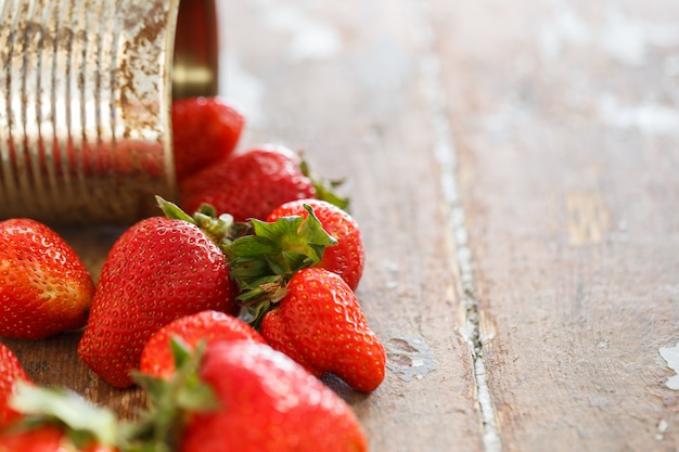 Deliciosas fresas en la mesa