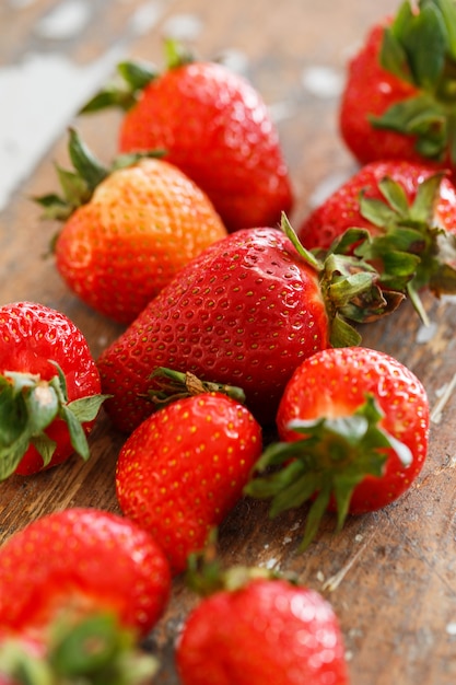 Deliciosas fresas en la mesa