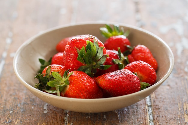 Deliciosas fresas en la mesa