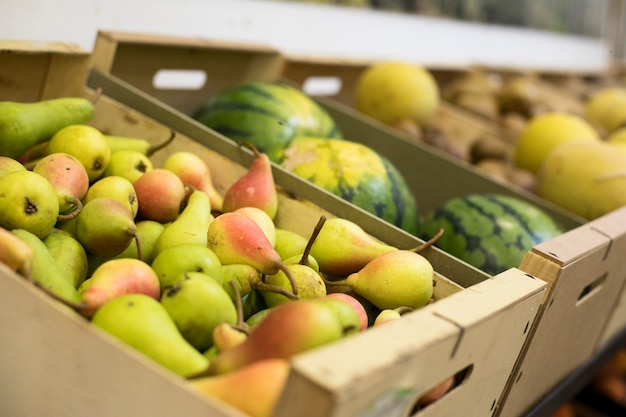 Deliciosas frutas de alto ángulo en el mercado