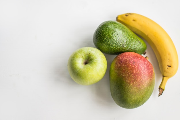 Deliciosas frutas en blanco