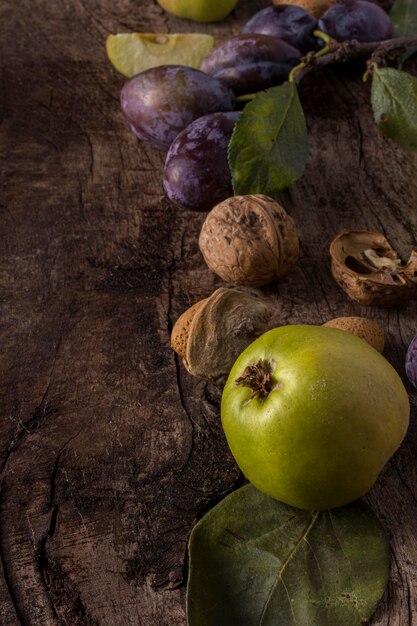 Deliciosas frutas de otoño alto ángulo