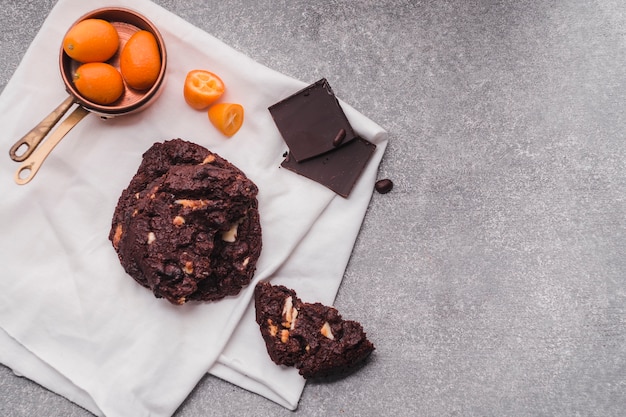 Foto gratuita deliciosas galletas y algunos ingredientes para cocinar