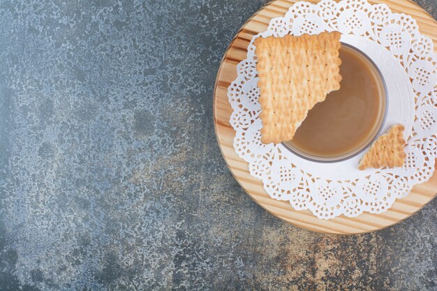 Deliciosas galletas con aroma taza de café sobre fondo de mármol. Foto de alta calidad