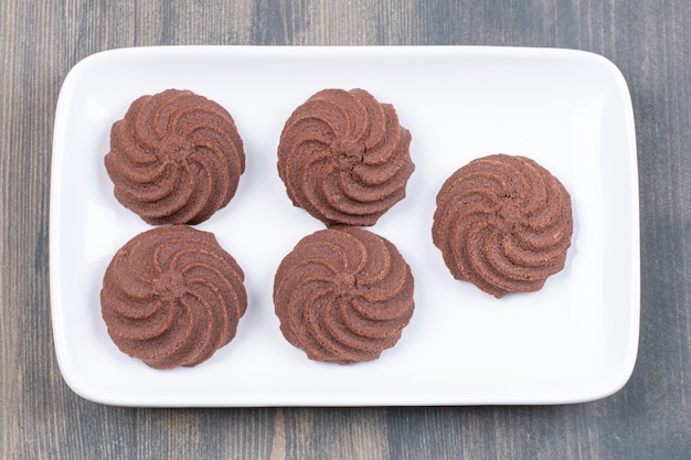 Foto gratuita deliciosas galletas de cacao en plato blanco