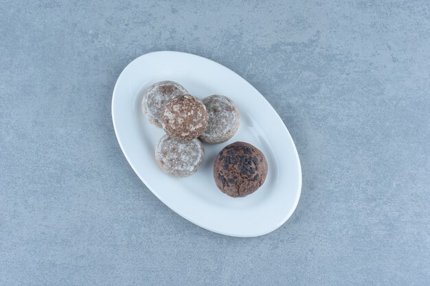 Deliciosas galletas caseras frescas en un plato blanco.