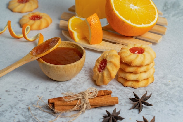 Deliciosas galletas caseras con mermelada dulce.