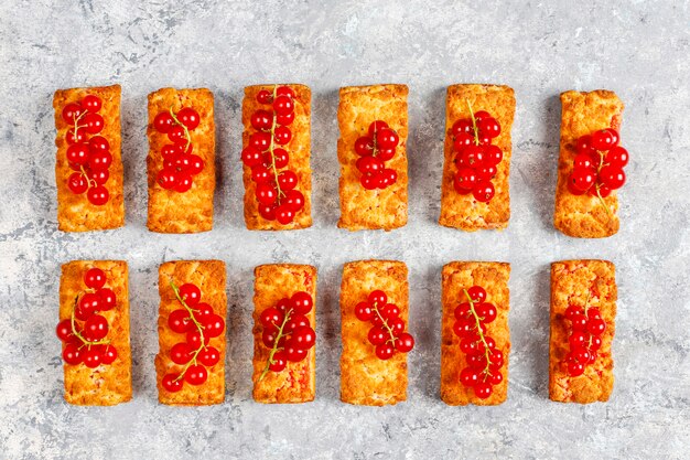 Deliciosas galletas caseras de mermelada de grosella con bayas frescas.